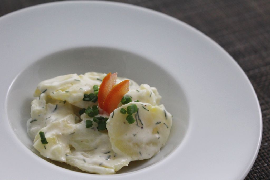 Pellkartoffelsalat mit Ei, Gurke und Zwiebel